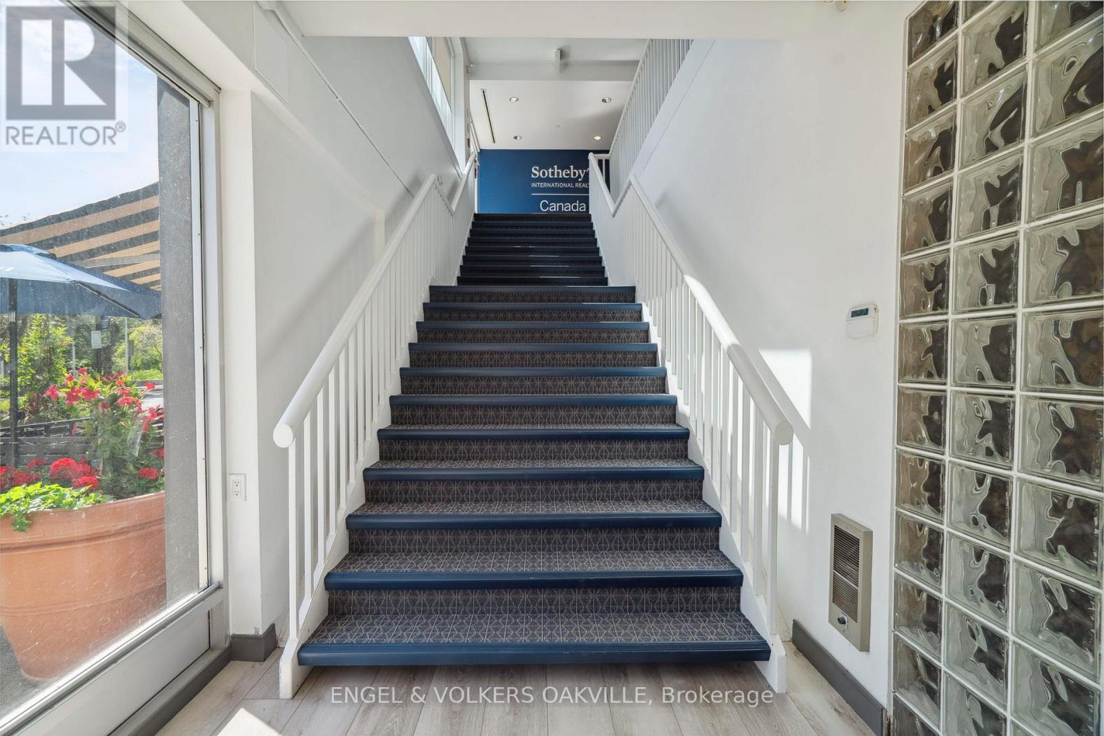 Photo 2 of 125 Lakeshore Road E, Oakville ON