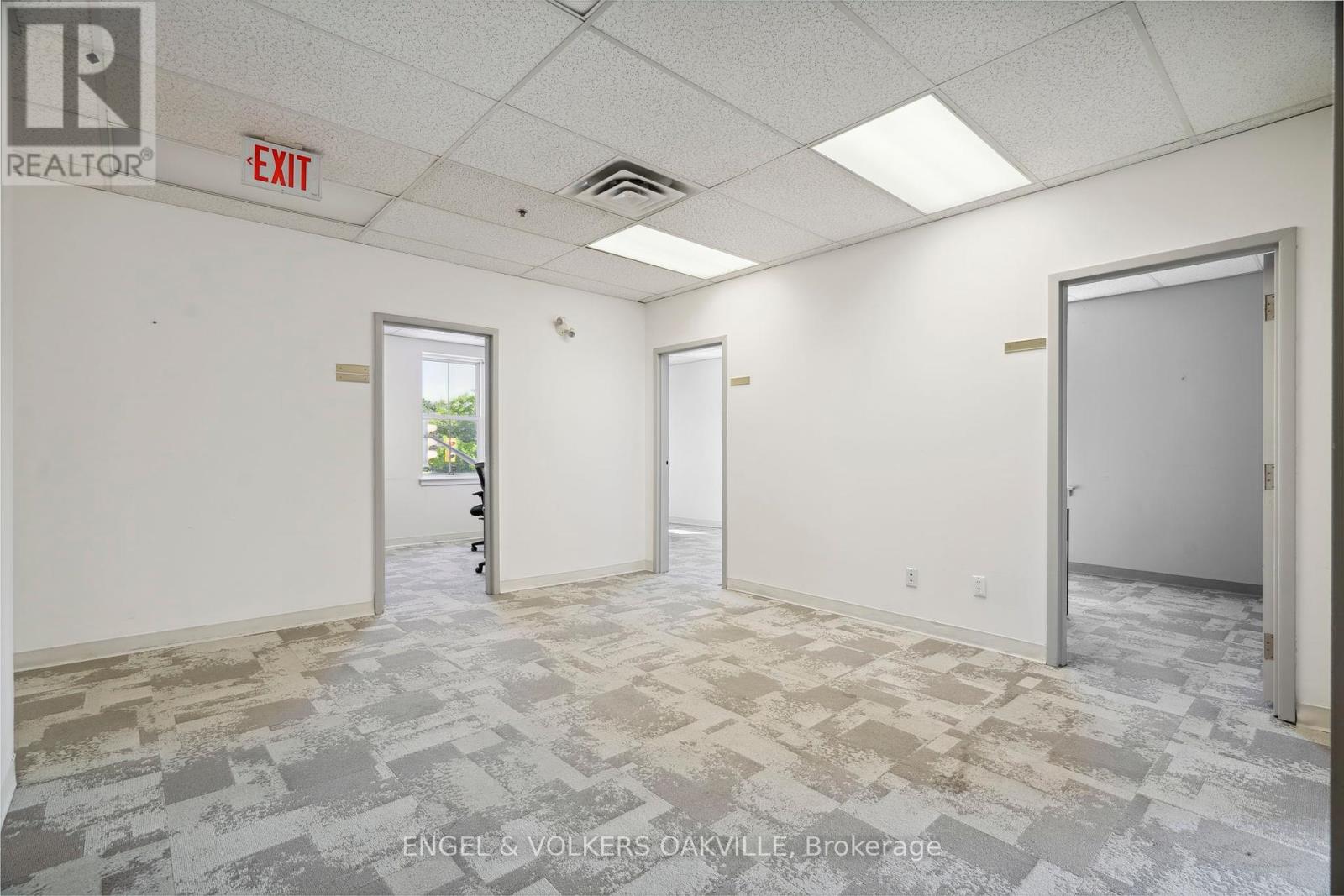 Photo 24 of 125 Lakeshore Road E, Oakville ON