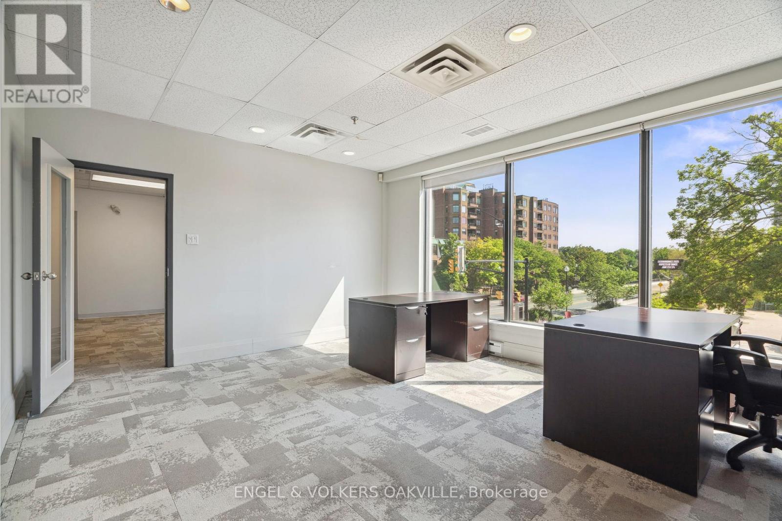 Photo 25 of 125 Lakeshore Road E, Oakville ON