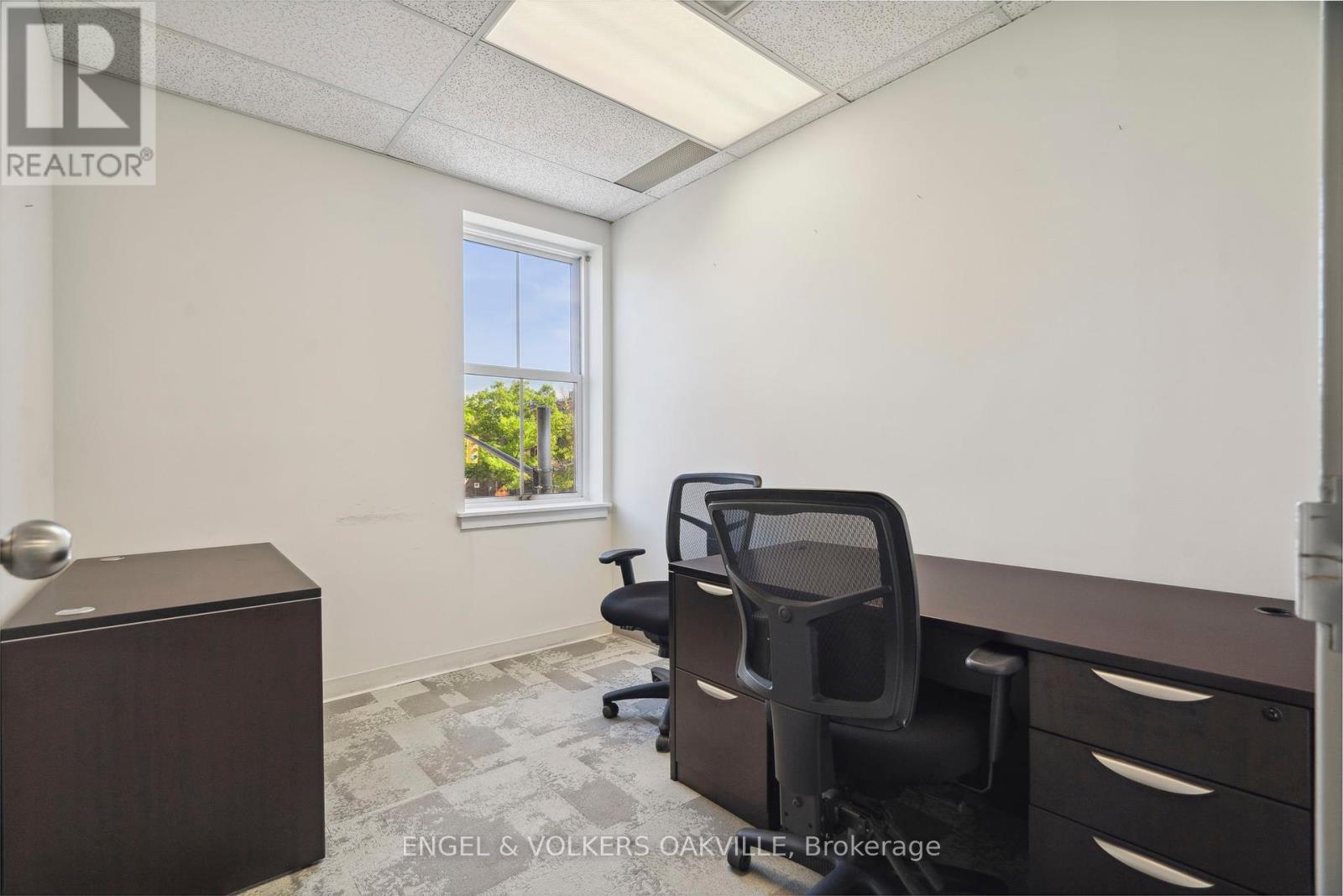 Photo 26 of 125 Lakeshore Road E, Oakville ON