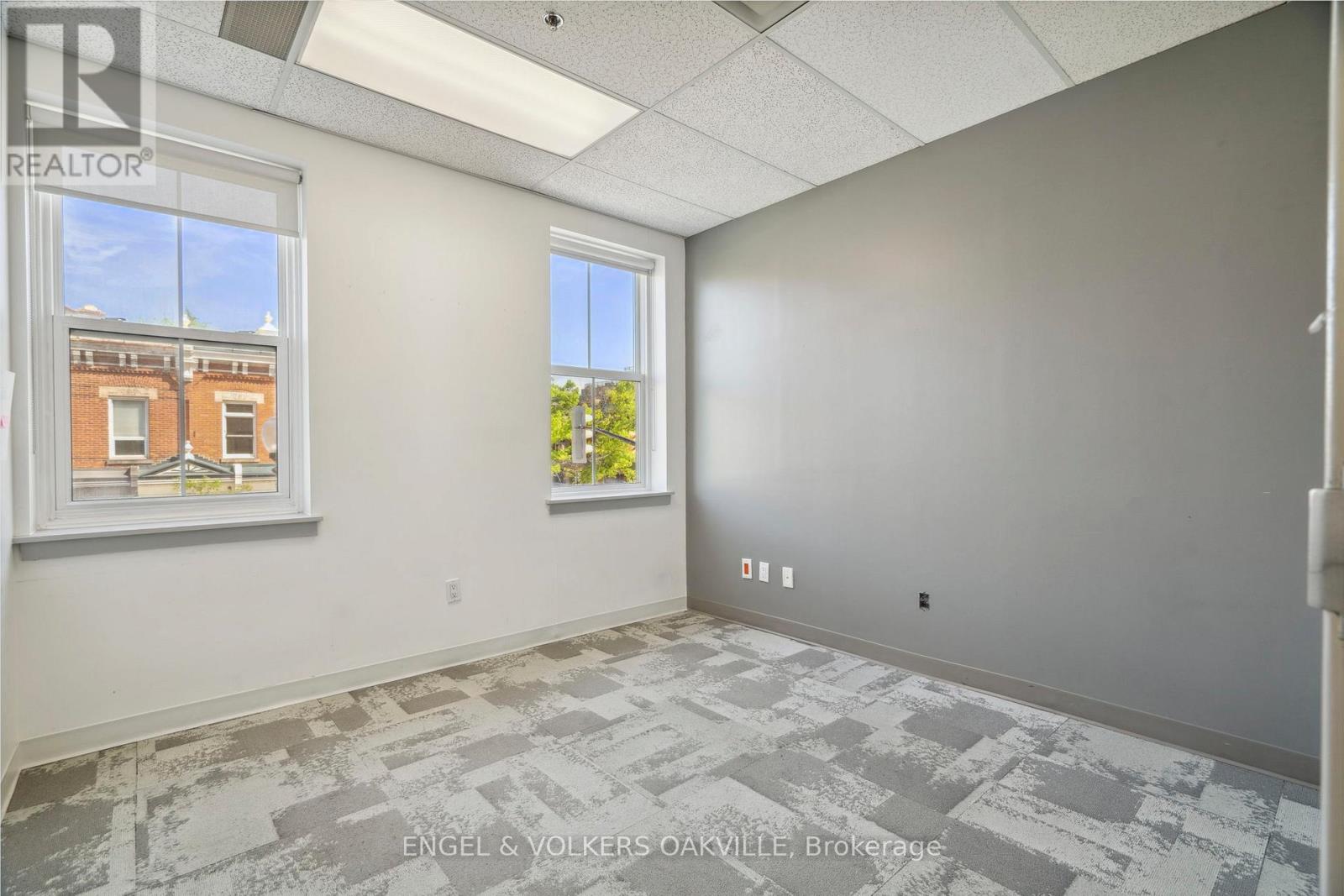 Photo 27 of 125 Lakeshore Road E, Oakville ON