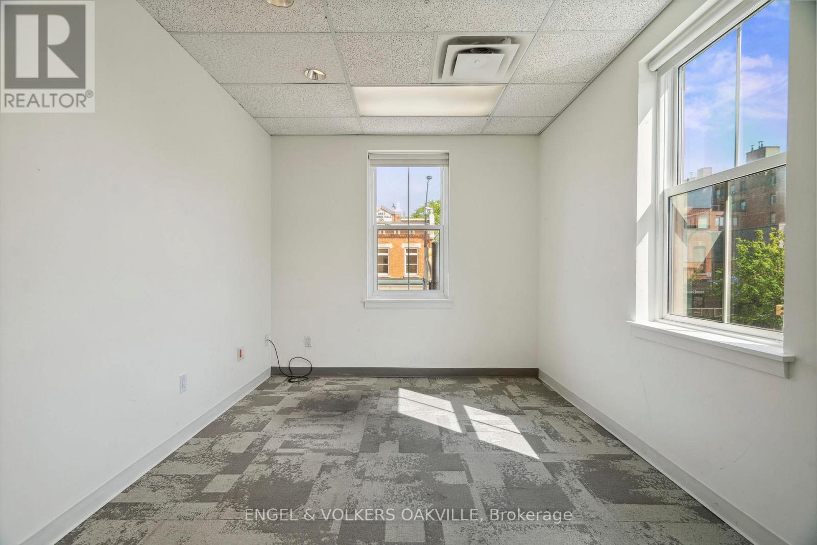 Photo 28 of 125 Lakeshore Road E, Oakville ON