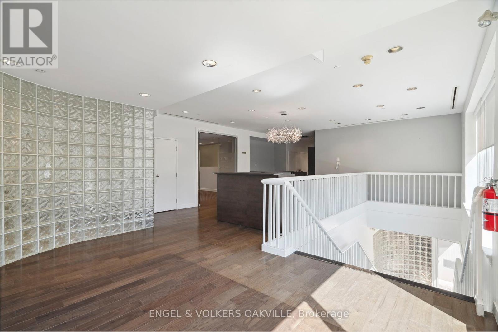Photo 3 of 125 Lakeshore Road E, Oakville ON