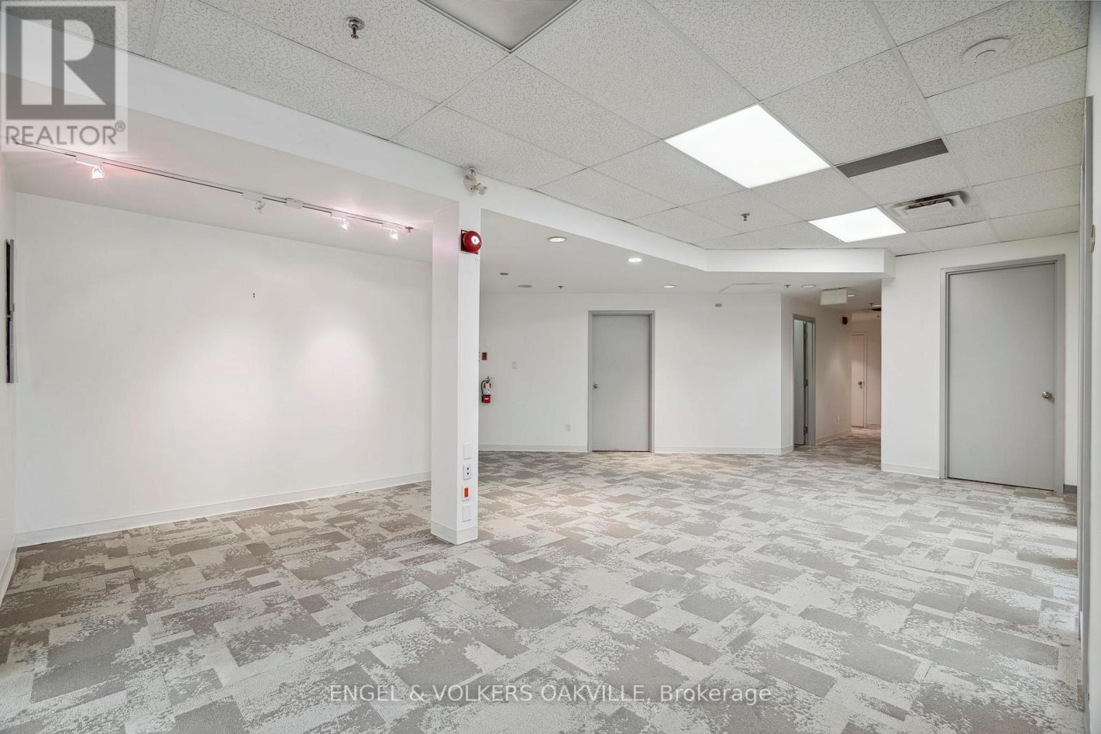 Photo 34 of 125 Lakeshore Road E, Oakville ON