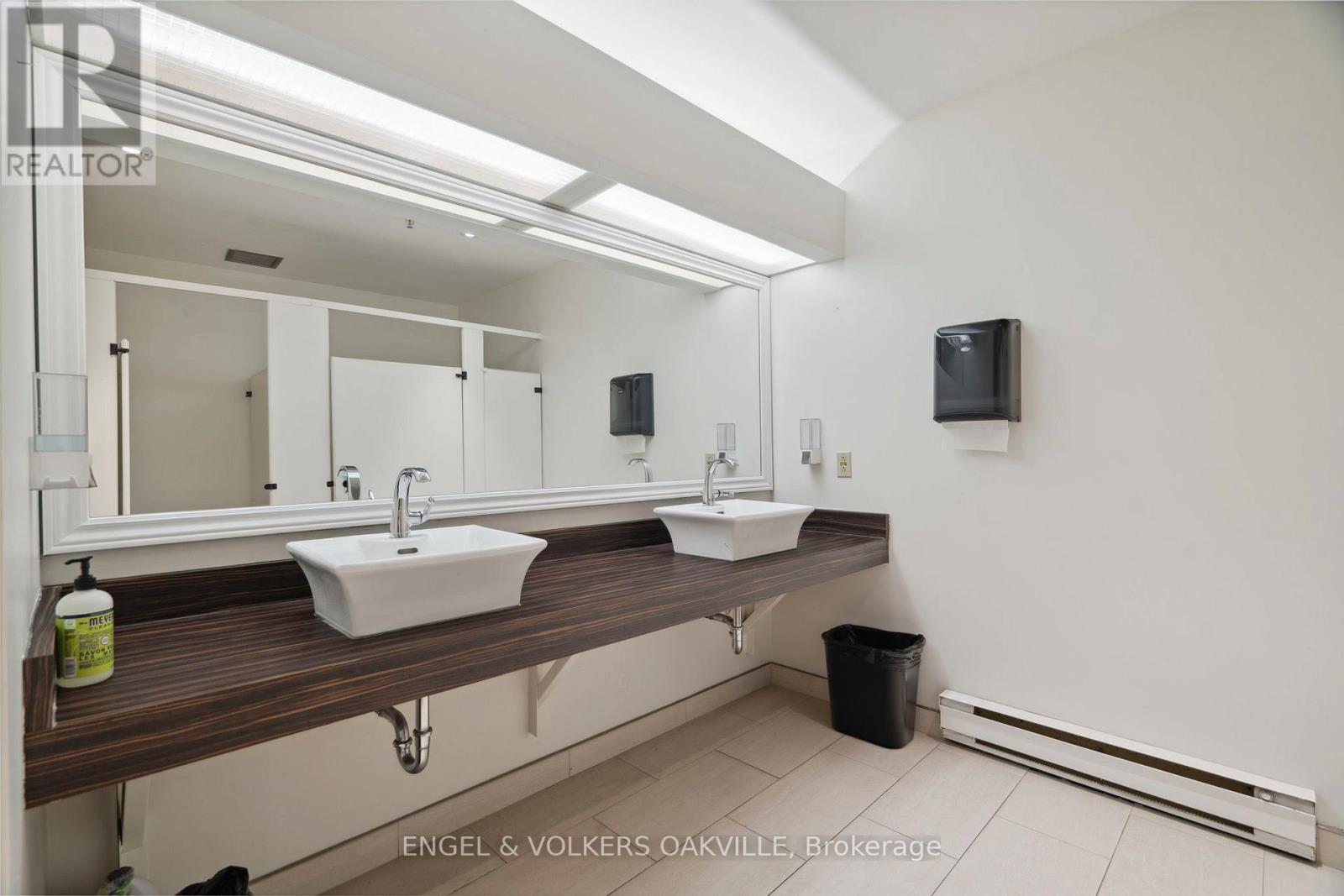 Photo 38 of 125 Lakeshore Road E, Oakville ON