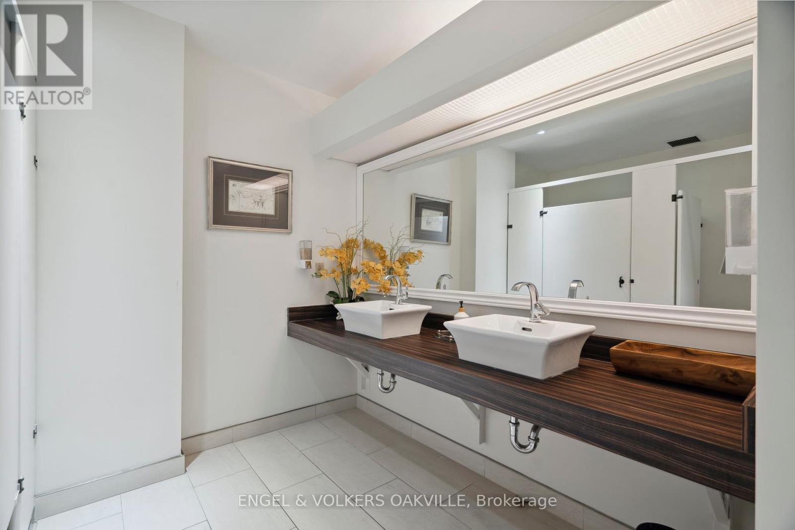 Photo 39 of 125 Lakeshore Road E, Oakville ON