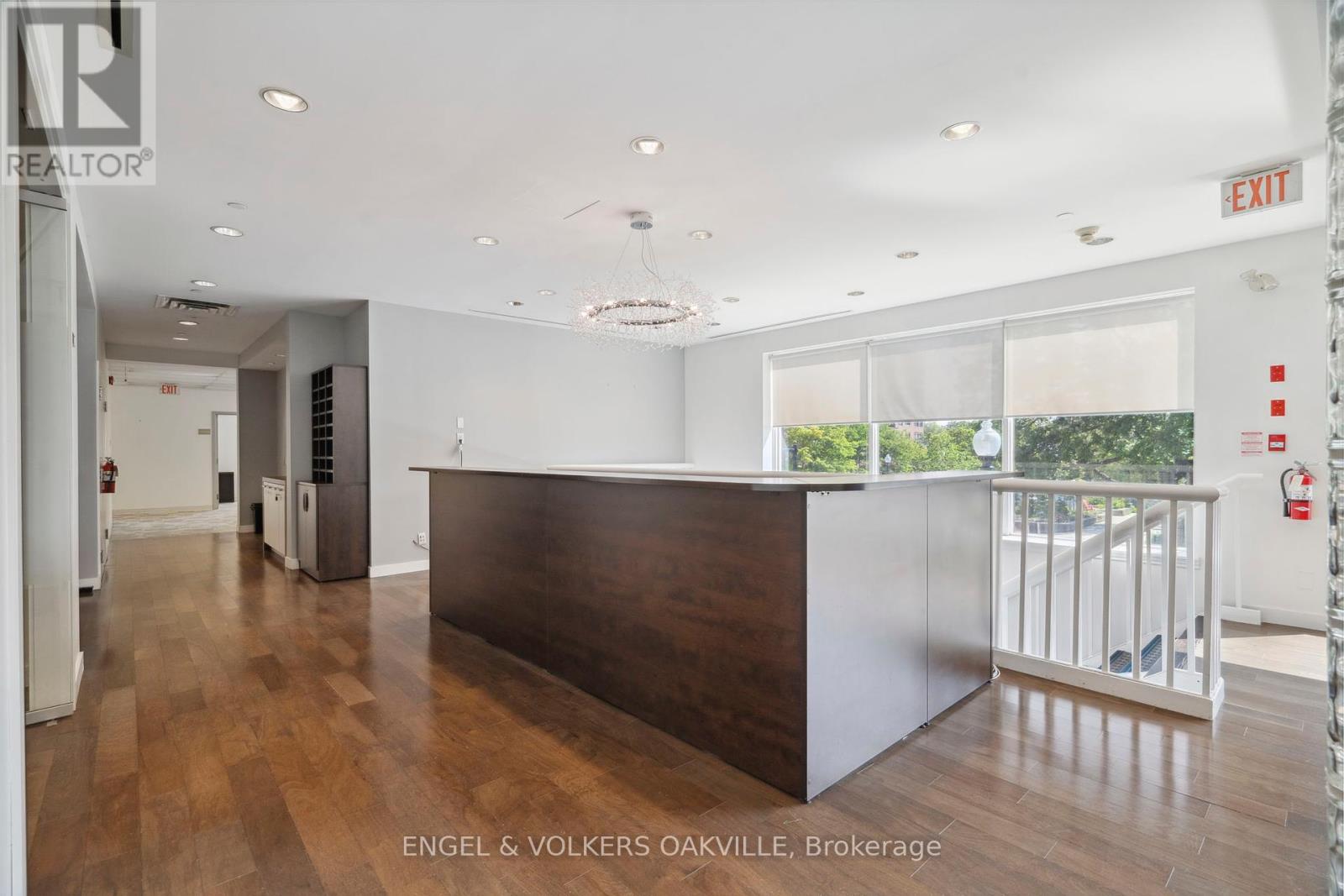 Photo 4 of 125 Lakeshore Road E, Oakville ON