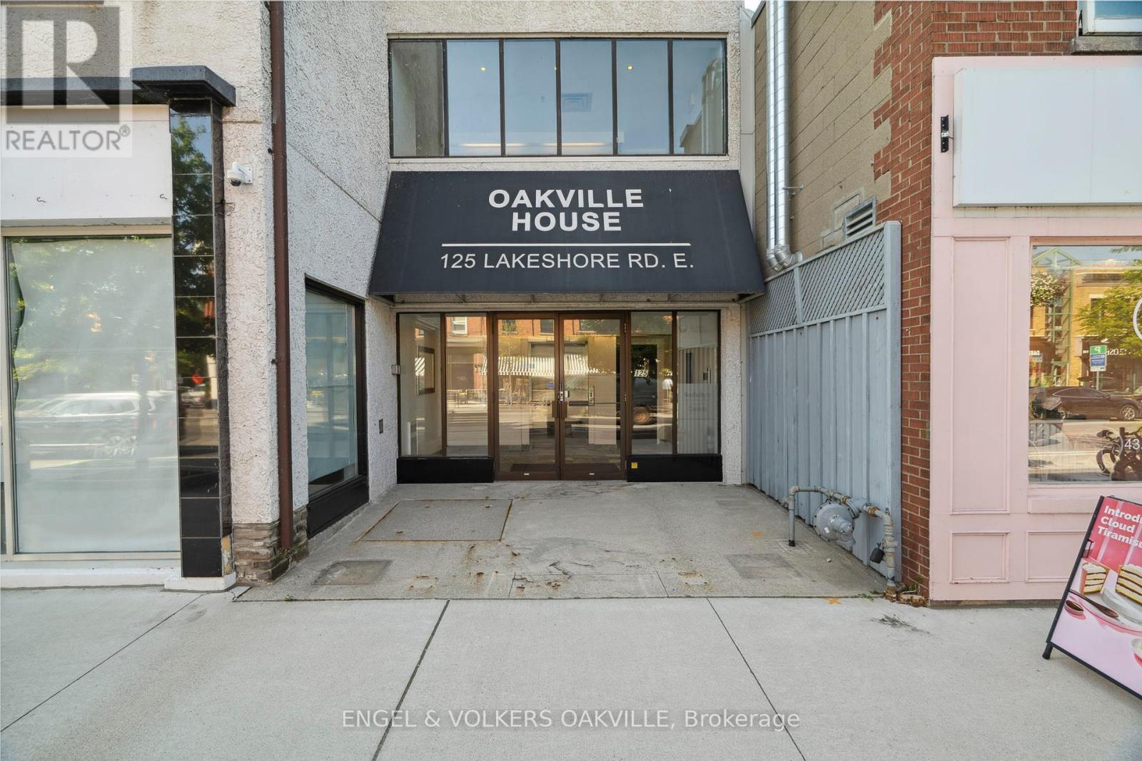 Photo 43 of 125 Lakeshore Road E, Oakville ON
