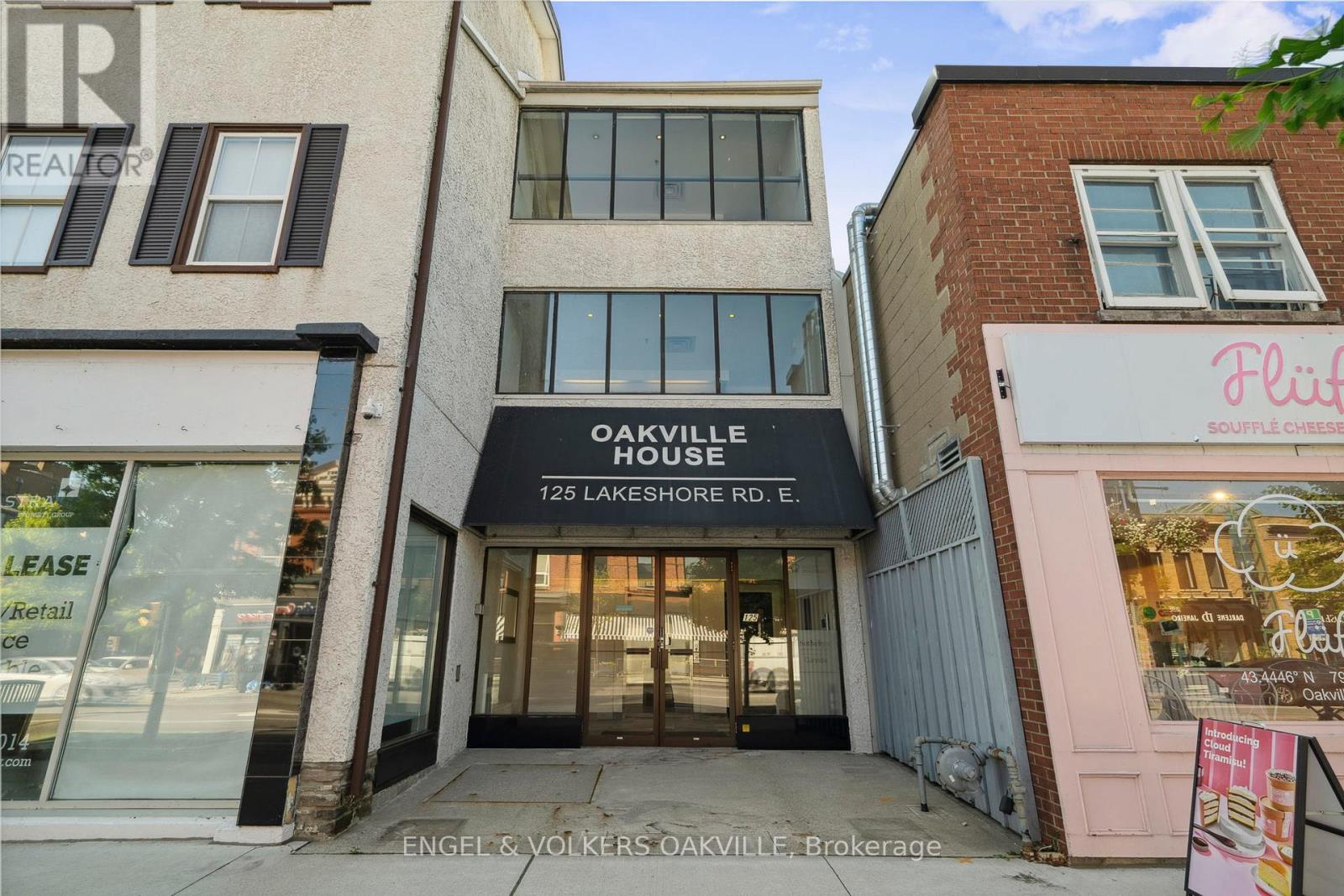 Photo 44 of 125 Lakeshore Road E, Oakville ON