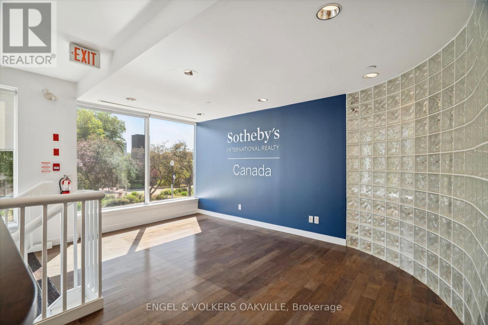 Photo 6 of 125 Lakeshore Road E, Oakville ON