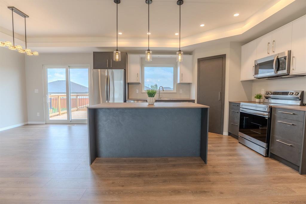 Photo 11 of 61 Parkhill Crescent, Steinbach MB