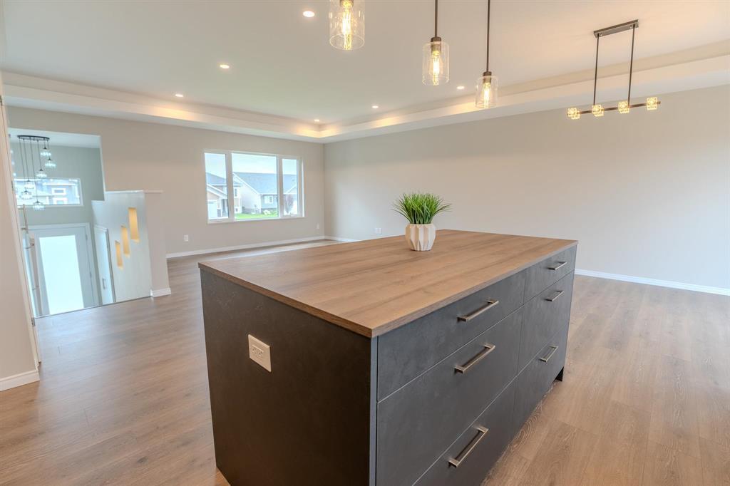 Photo 10 of 61 Parkhill Crescent, Steinbach MB