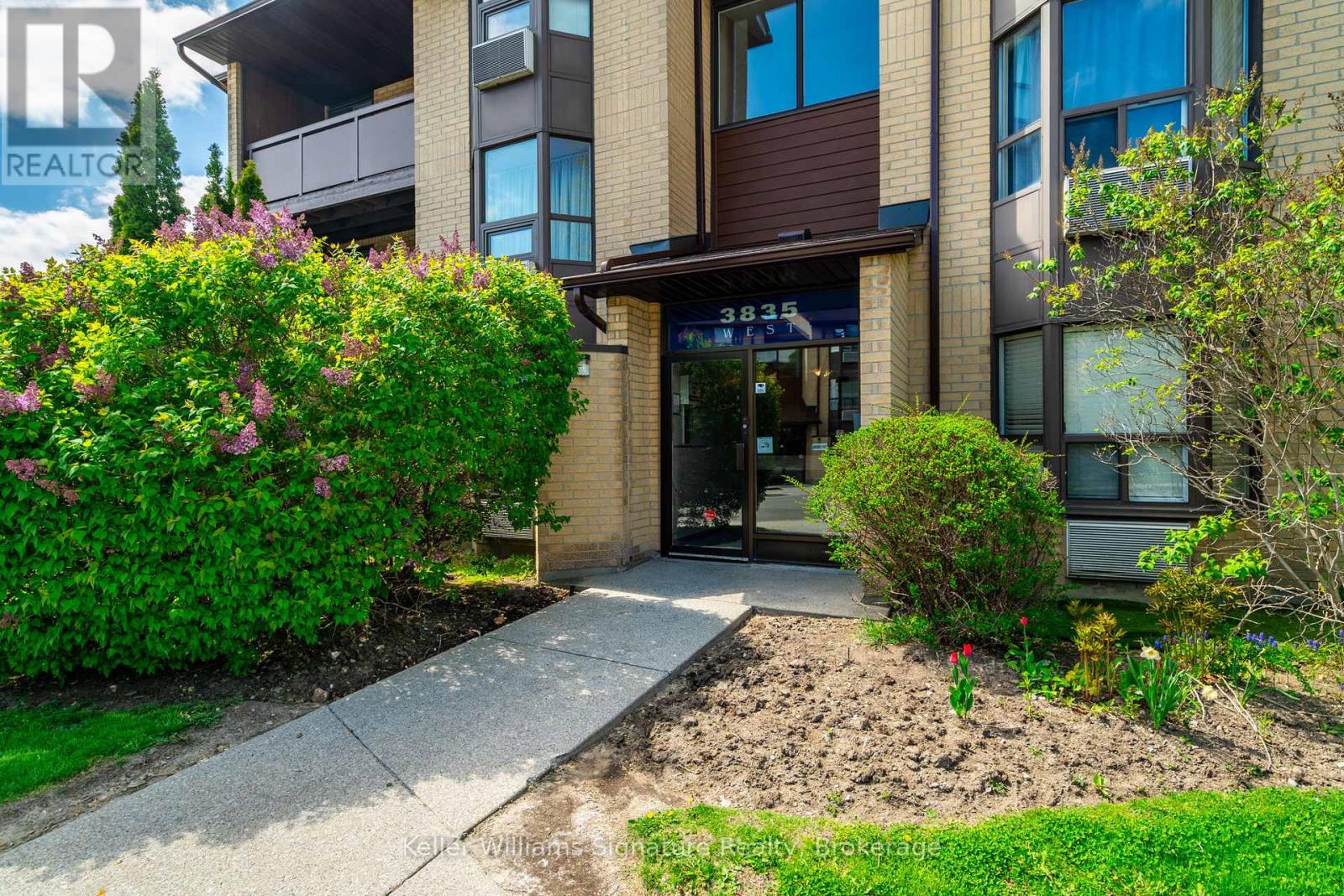 Photo 1 of 305 3835 Lake Shore Boulevard W, Toronto ON