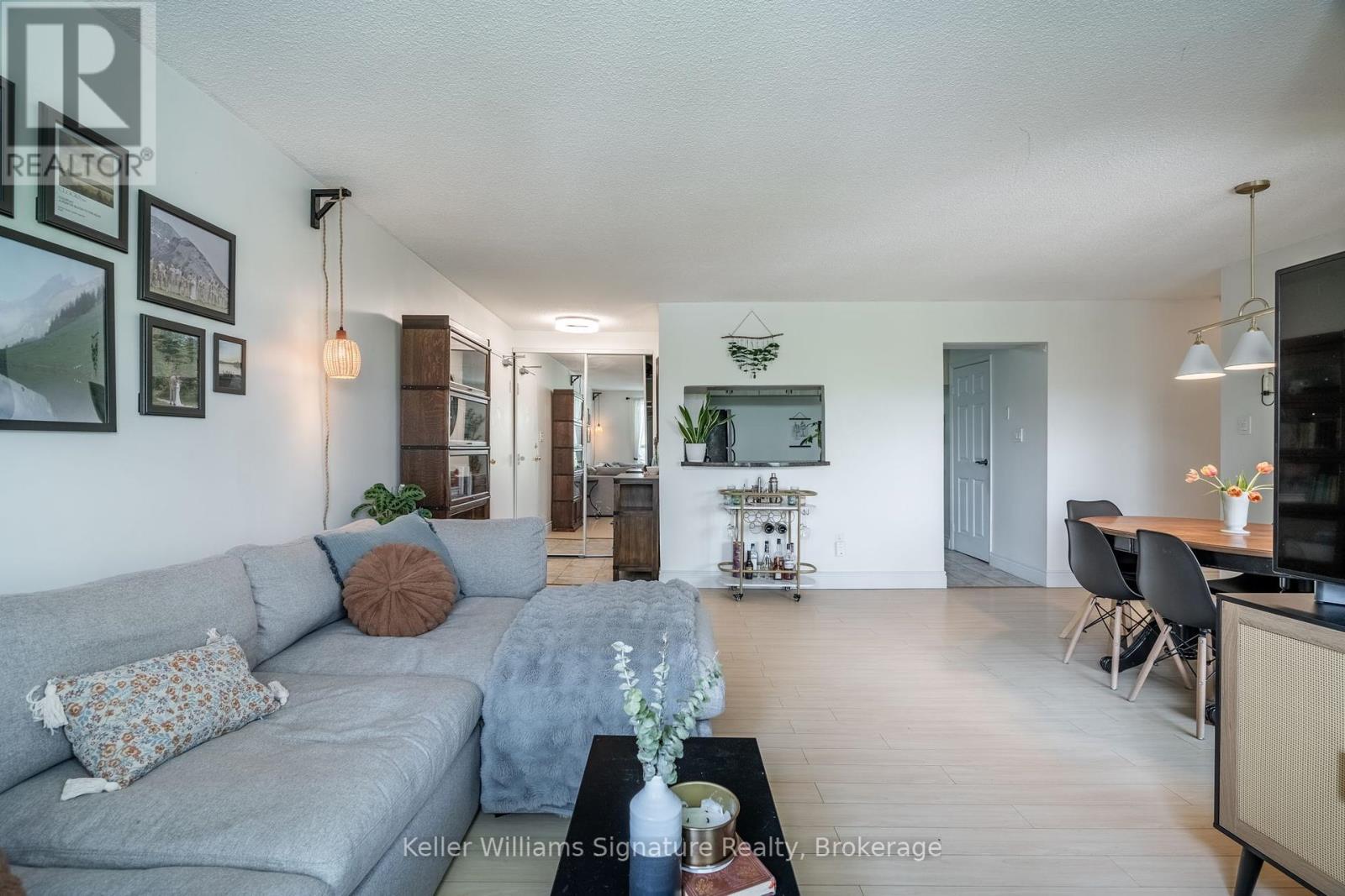 Photo 10 of 305 3835 Lake Shore Boulevard W, Toronto ON