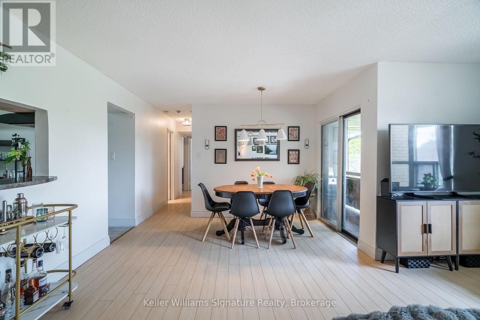 Photo 12 of 305 3835 Lake Shore Boulevard W, Toronto ON