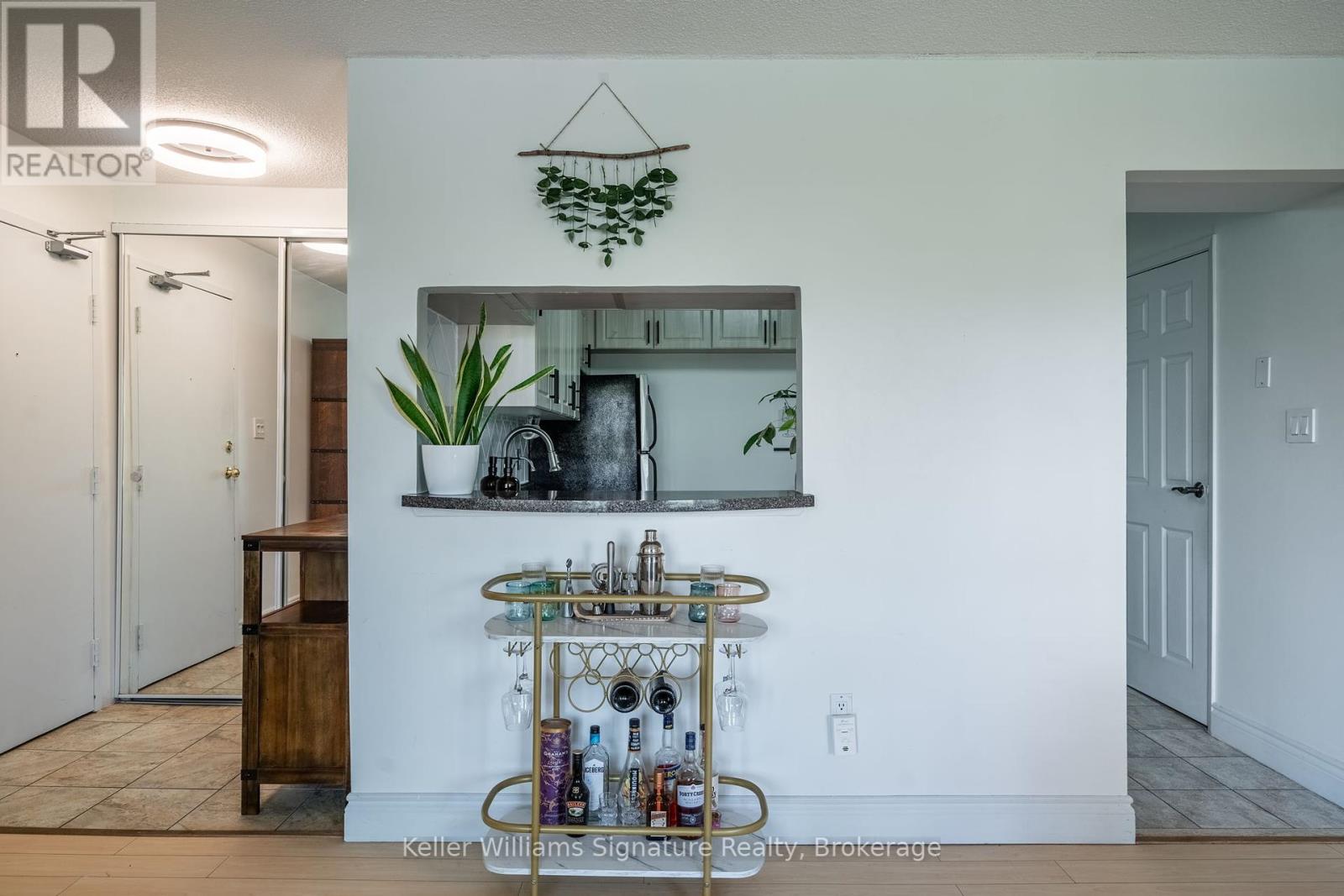 Photo 13 of 305 3835 Lake Shore Boulevard W, Toronto ON