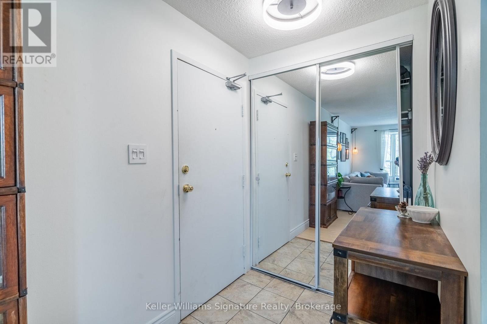 Photo 2 of 305 3835 Lake Shore Boulevard W, Toronto ON
