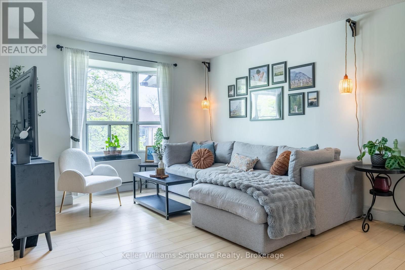 Photo 7 of 305 3835 Lake Shore Boulevard W, Toronto ON