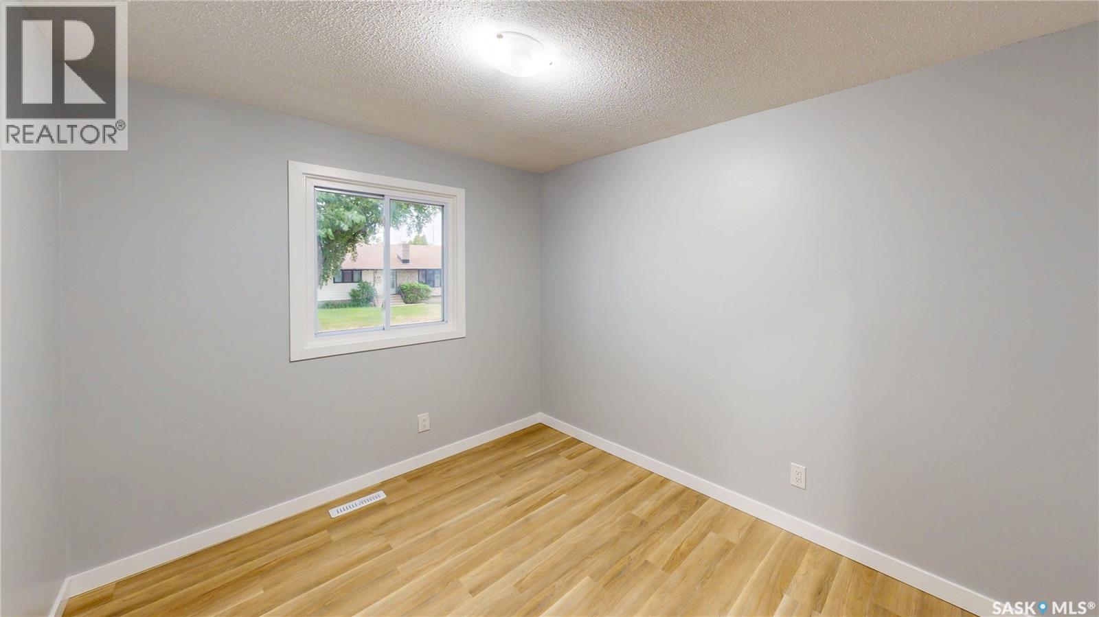 Photo 18 of 227 Hanley Crescent, Regina SK