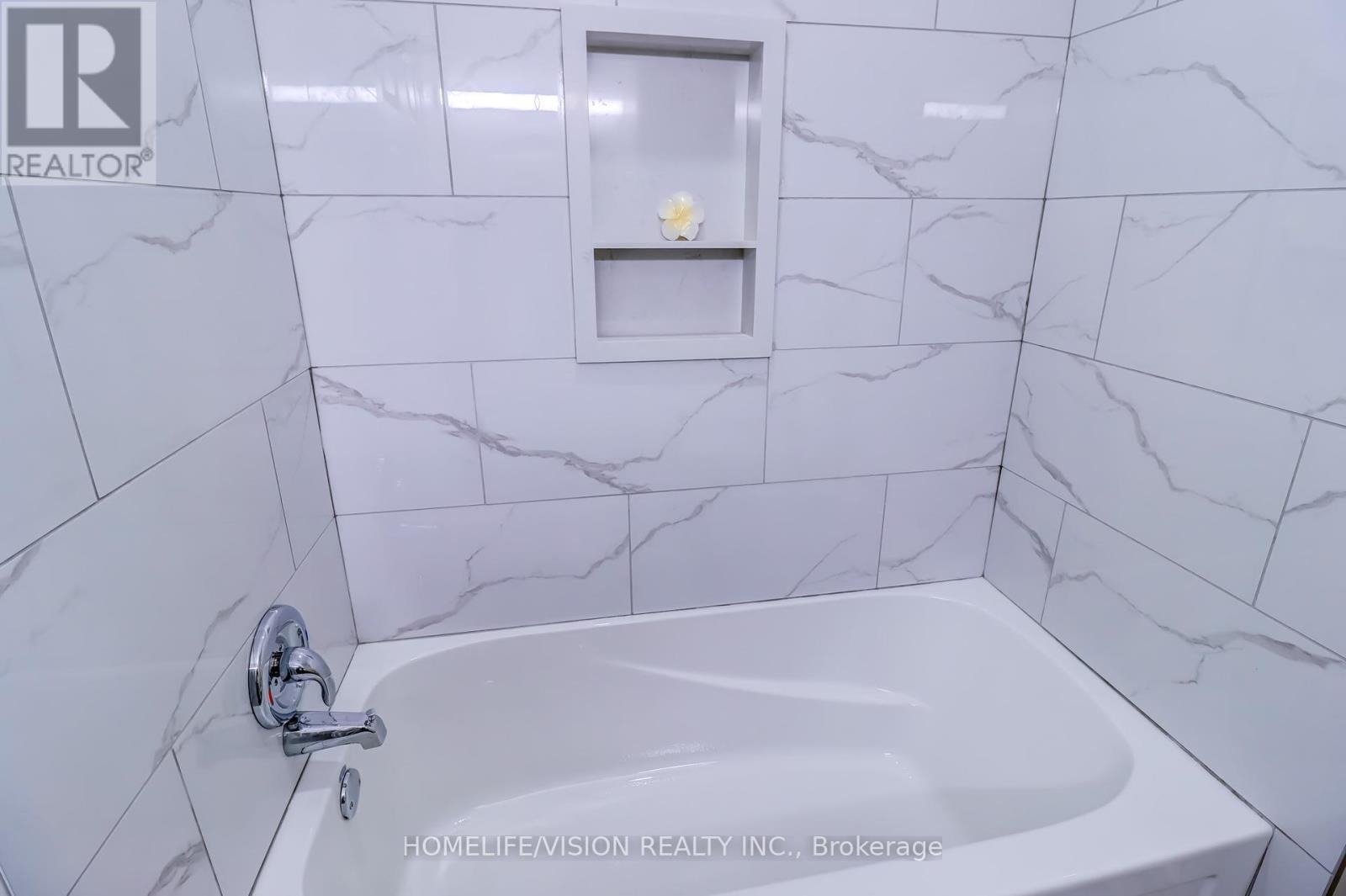 Photo 17 of 66 Munro Crescent, Uxbridge ON
