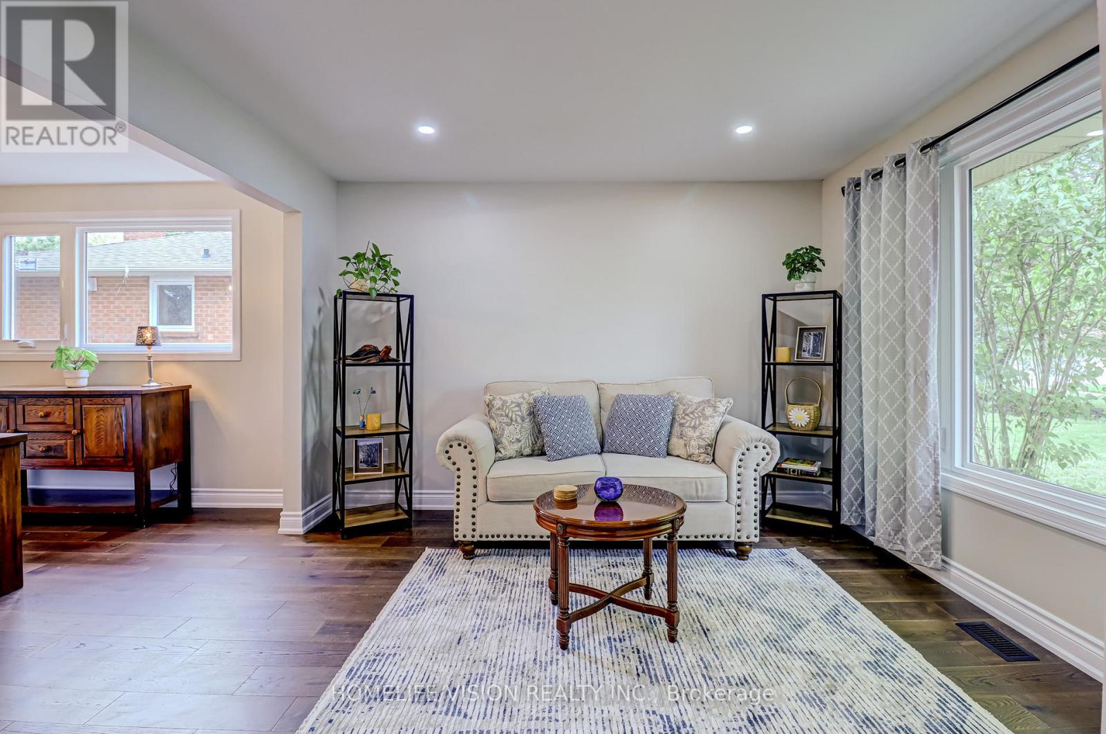 Photo 4 of 66 Munro Crescent, Uxbridge ON
