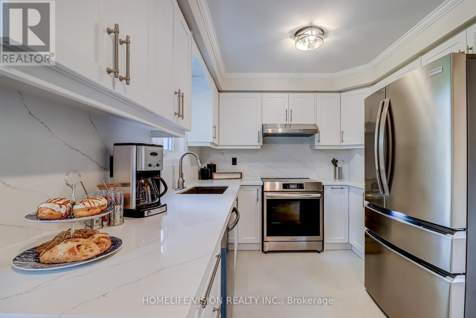 Photo 7 of 66 Munro Crescent, Uxbridge ON