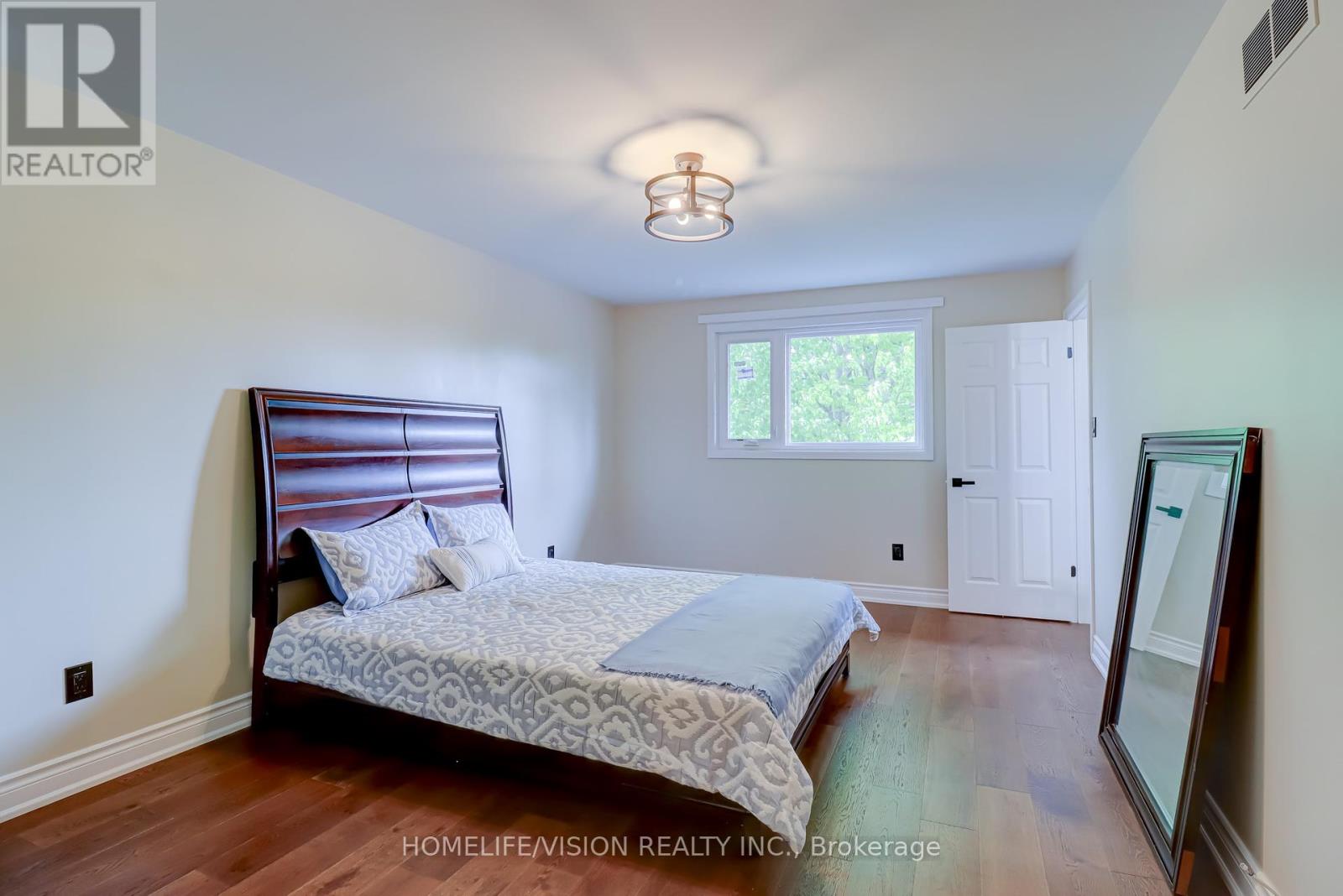Photo 19 of 66 Munro Crescent, Uxbridge ON
