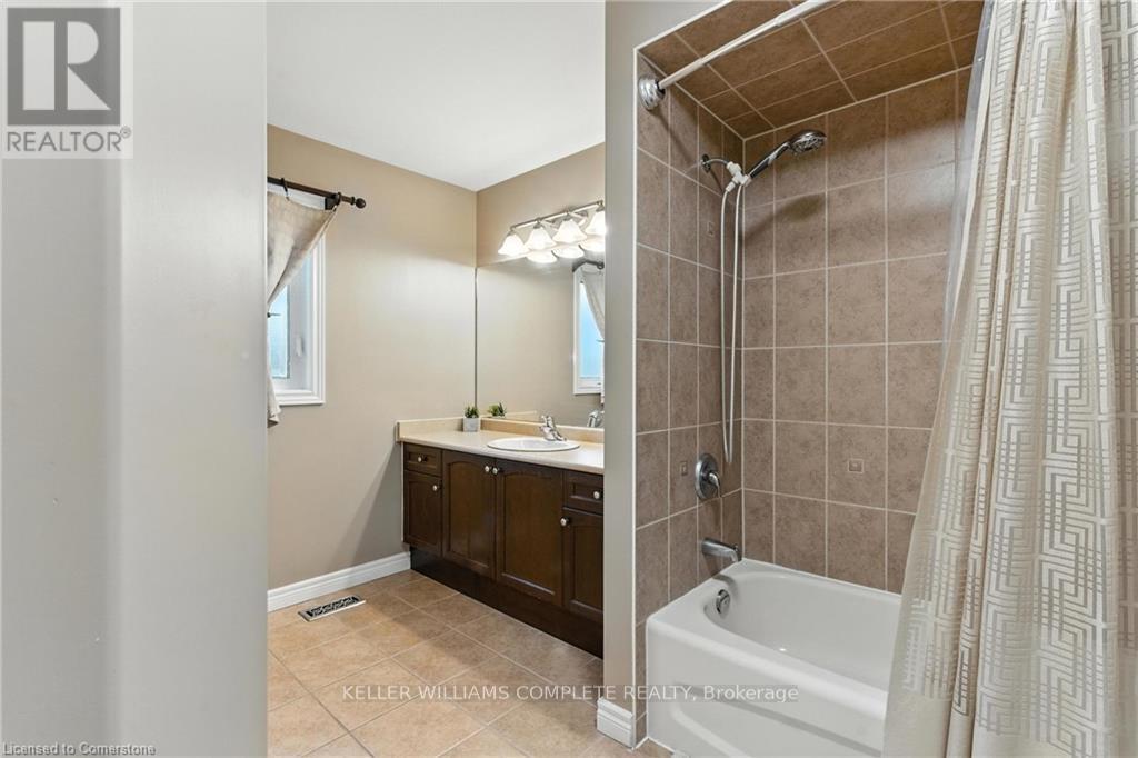 Photo 18 of 114 Armour Crescent, Hamilton ON