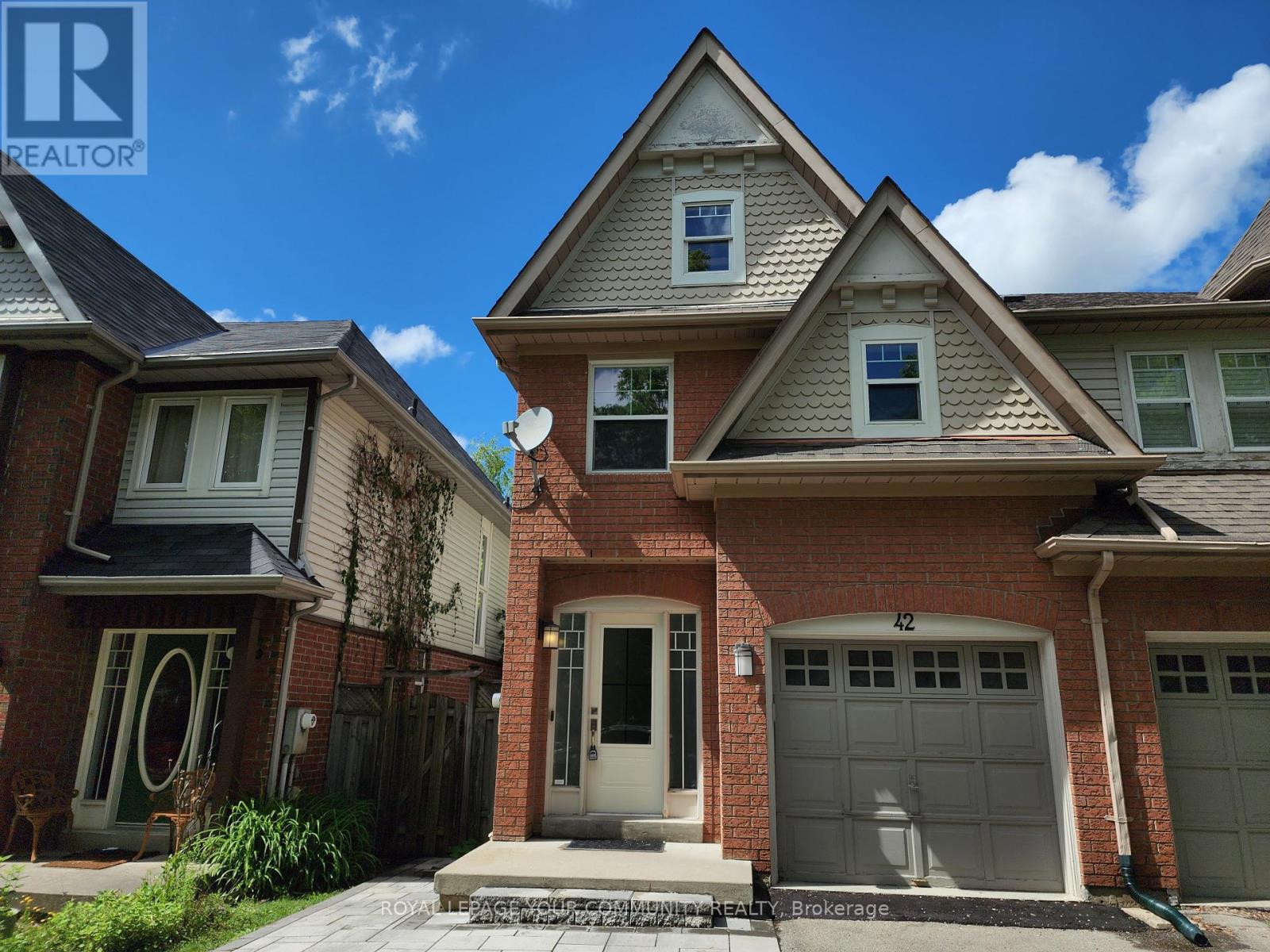 Photo 1 of 42 Woodroof Crescent, Aurora ON
