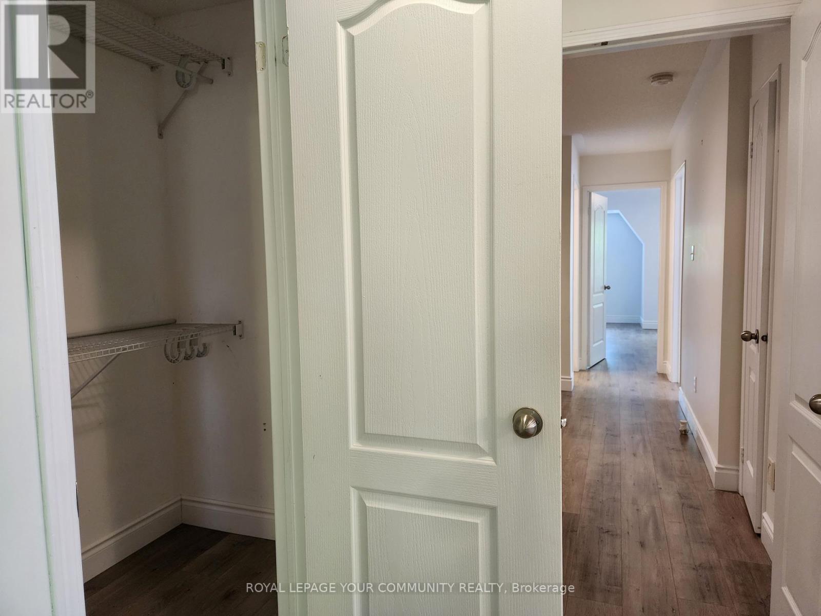 Photo 10 of 42 Woodroof Crescent, Aurora ON