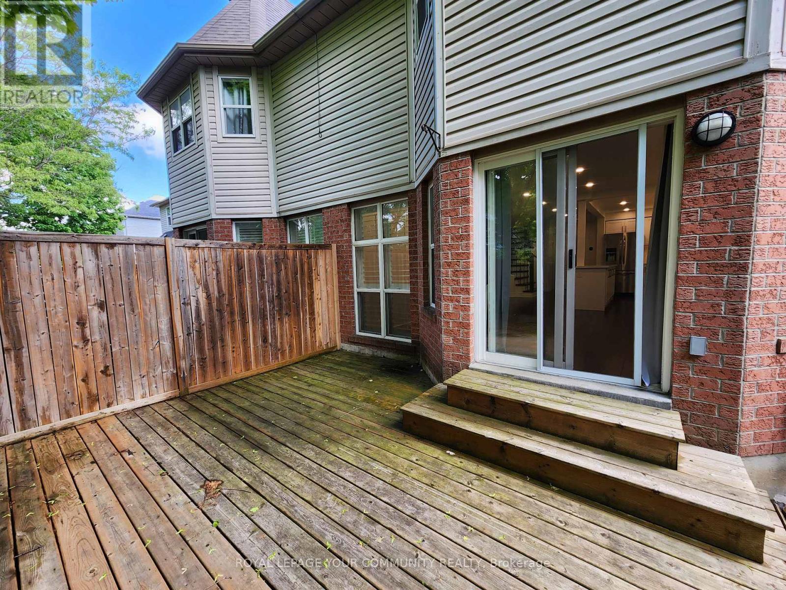 Photo 12 of 42 Woodroof Crescent, Aurora ON