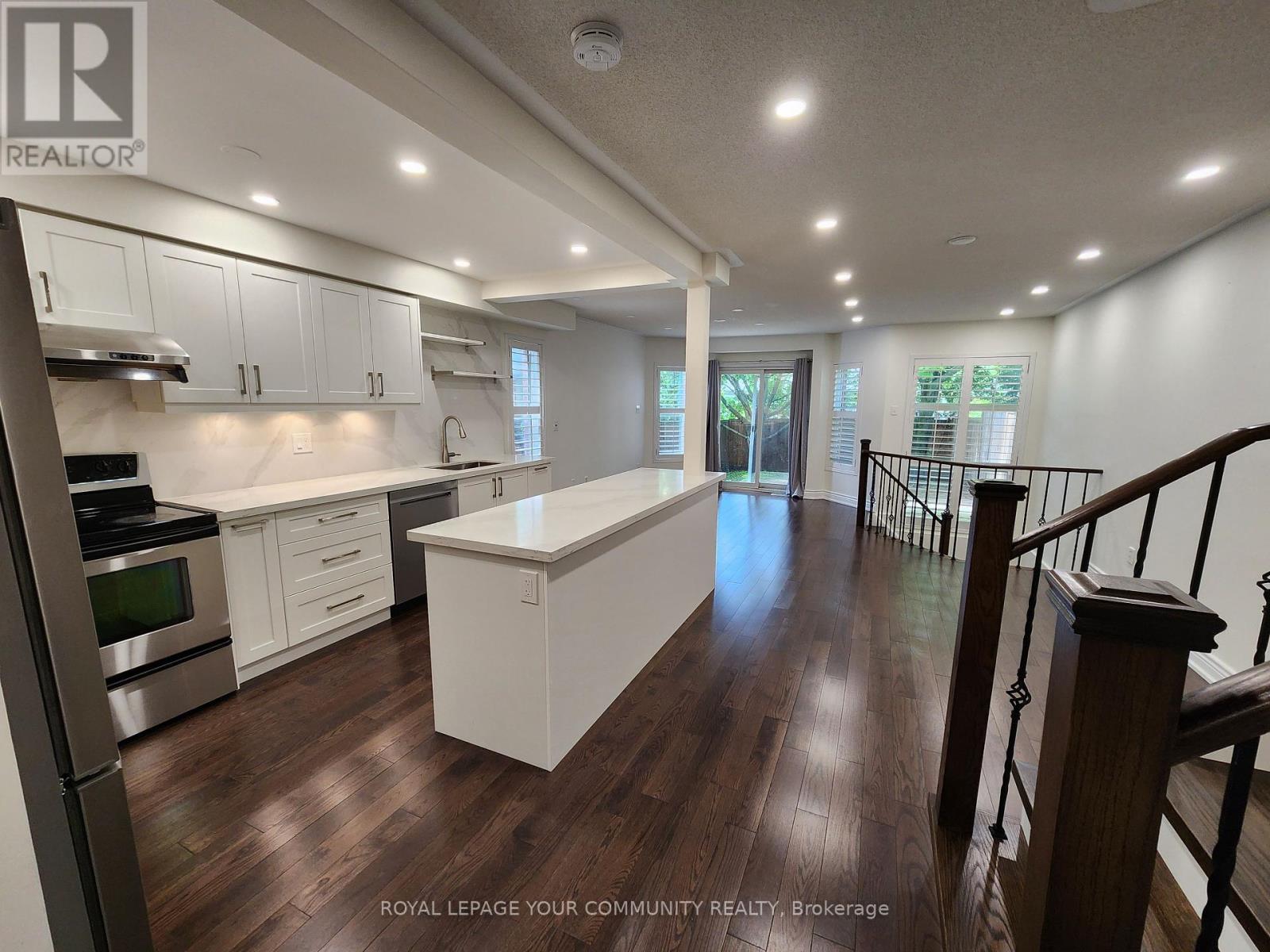 Photo 13 of 42 Woodroof Crescent, Aurora ON