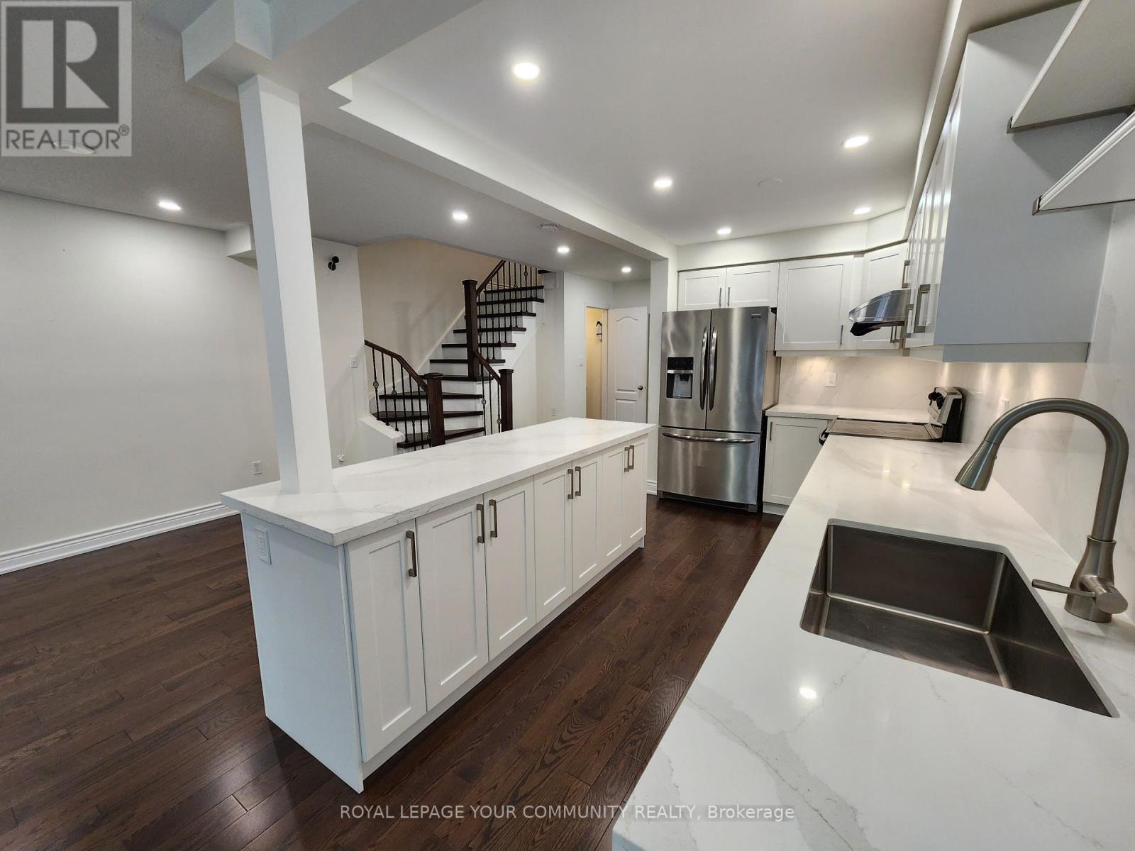 Photo 15 of 42 Woodroof Crescent, Aurora ON