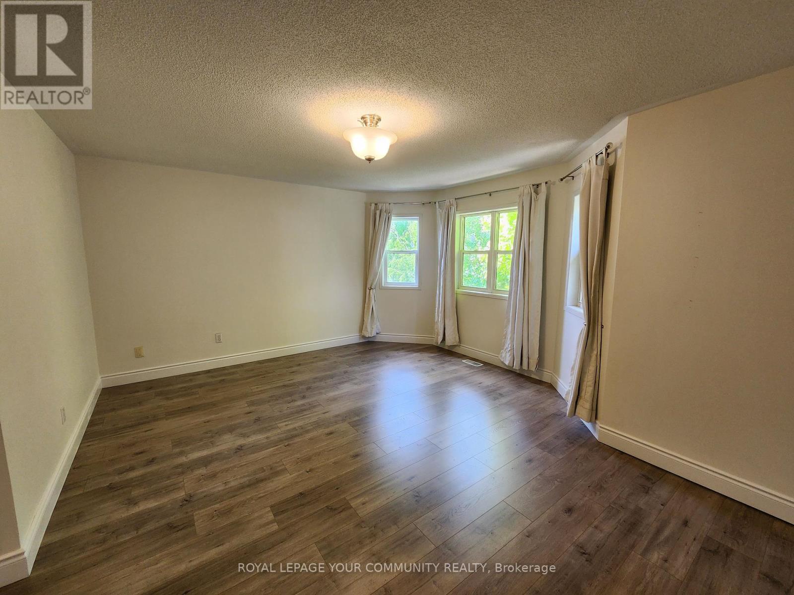 Photo 16 of 42 Woodroof Crescent, Aurora ON