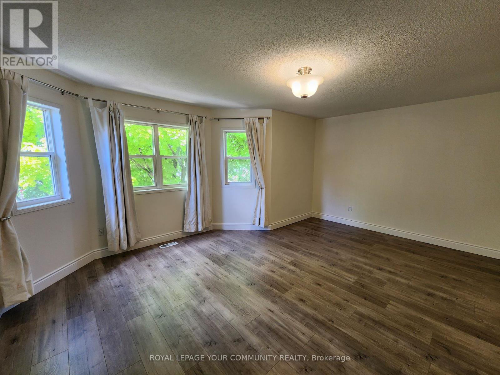 Photo 17 of 42 Woodroof Crescent, Aurora ON