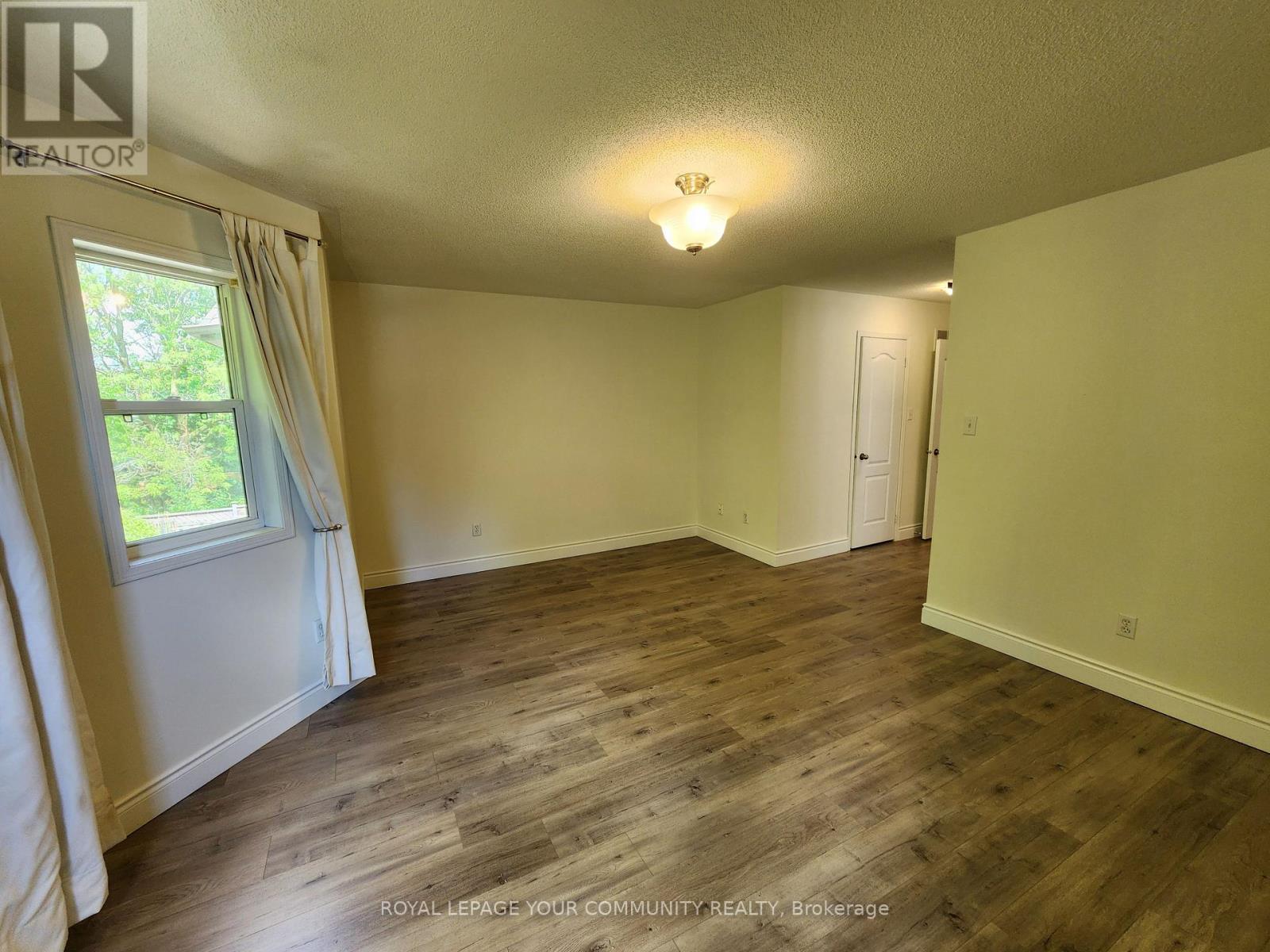 Photo 18 of 42 Woodroof Crescent, Aurora ON