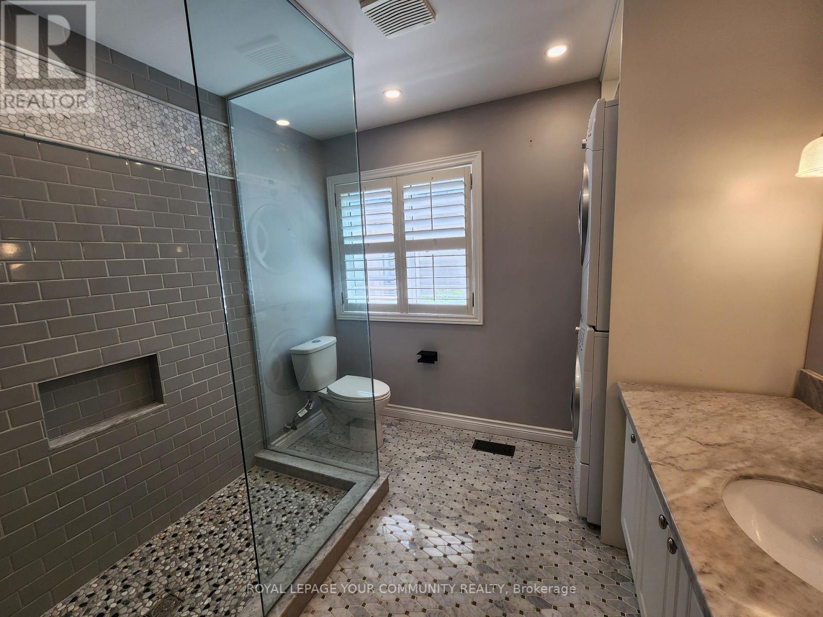 Photo 19 of 42 Woodroof Crescent, Aurora ON