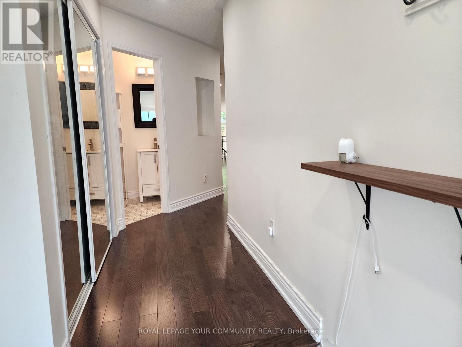 Photo 2 of 42 Woodroof Crescent, Aurora ON