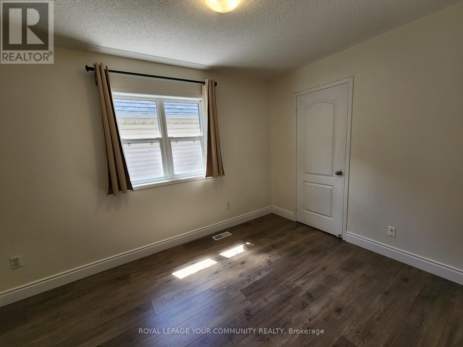 Photo 25 of 42 Woodroof Crescent, Aurora ON