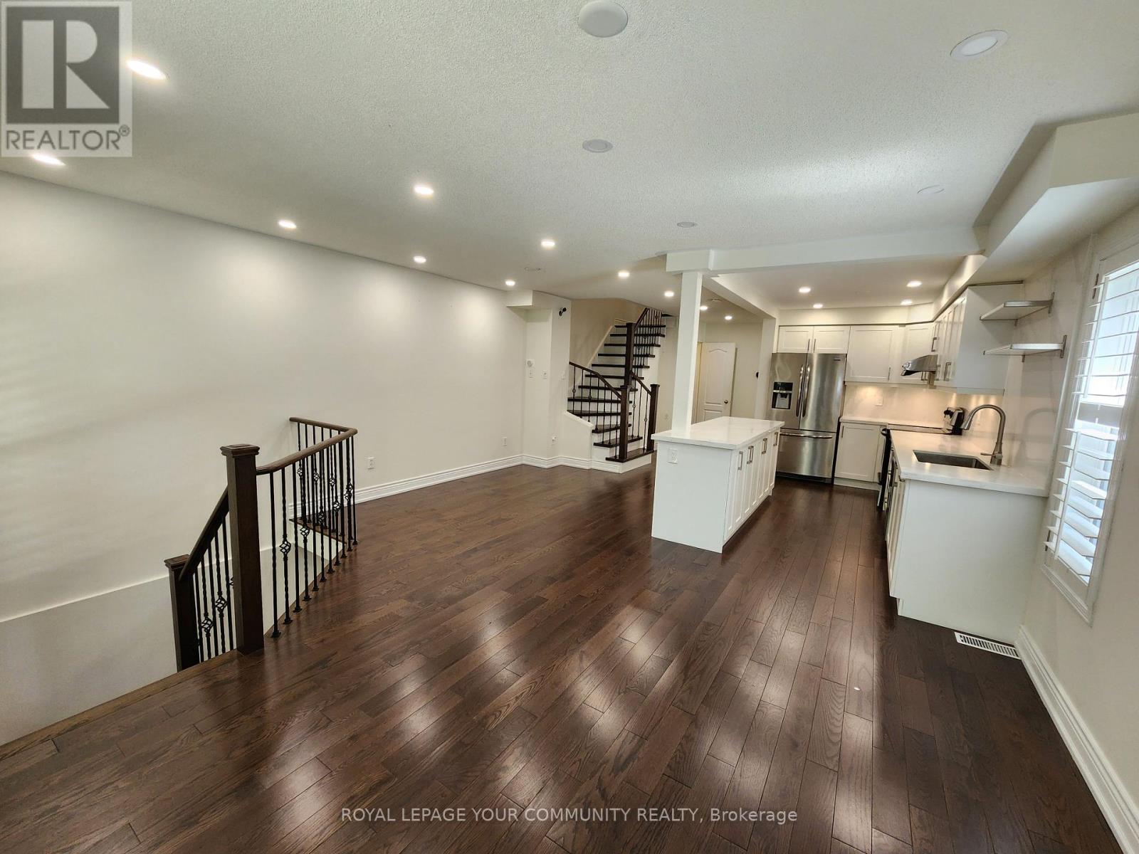 Photo 26 of 42 Woodroof Crescent, Aurora ON