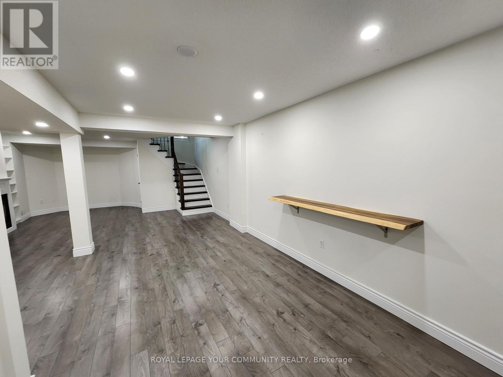 Photo 27 of 42 Woodroof Crescent, Aurora ON