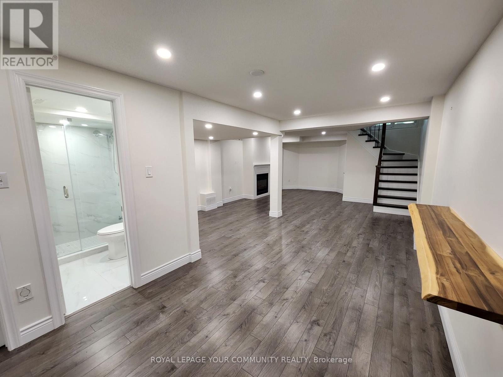 Photo 28 of 42 Woodroof Crescent, Aurora ON
