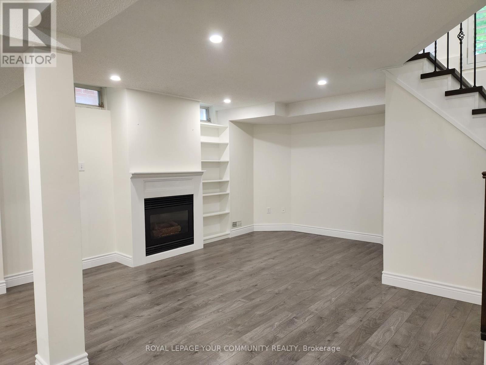Photo 29 of 42 Woodroof Crescent, Aurora ON