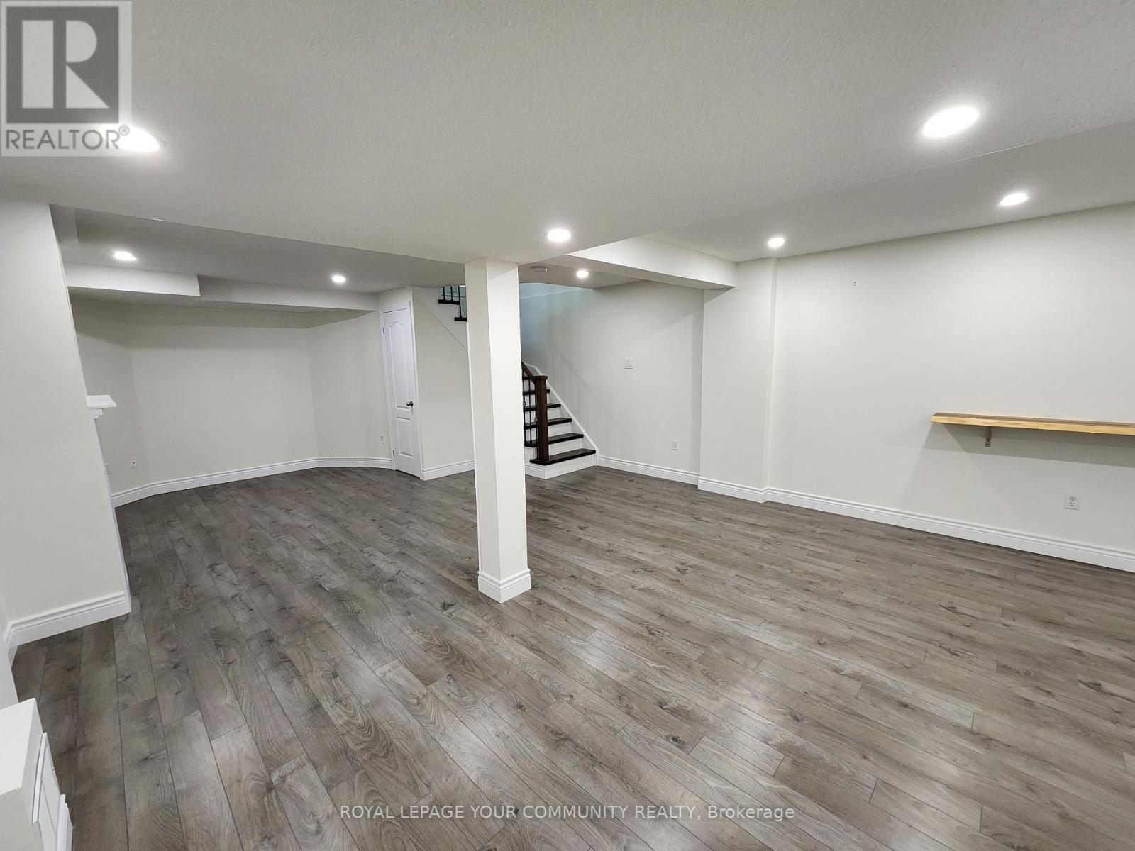 Photo 30 of 42 Woodroof Crescent, Aurora ON