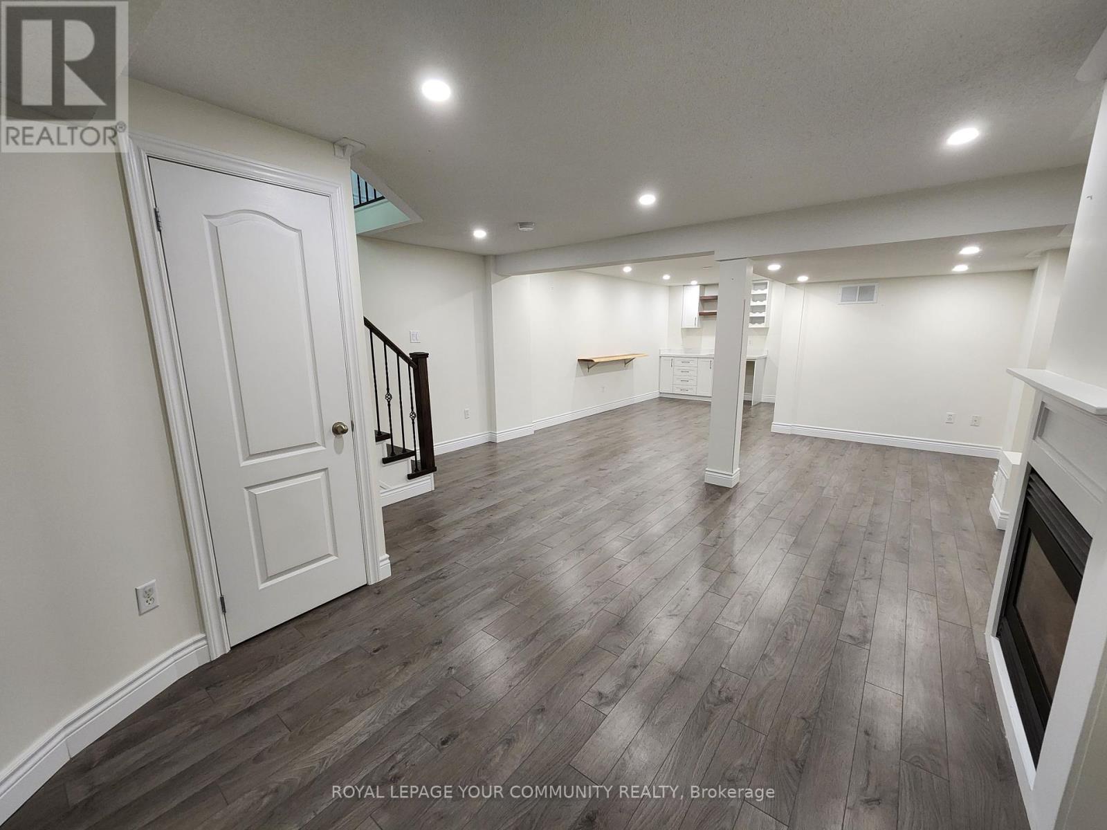 Photo 31 of 42 Woodroof Crescent, Aurora ON