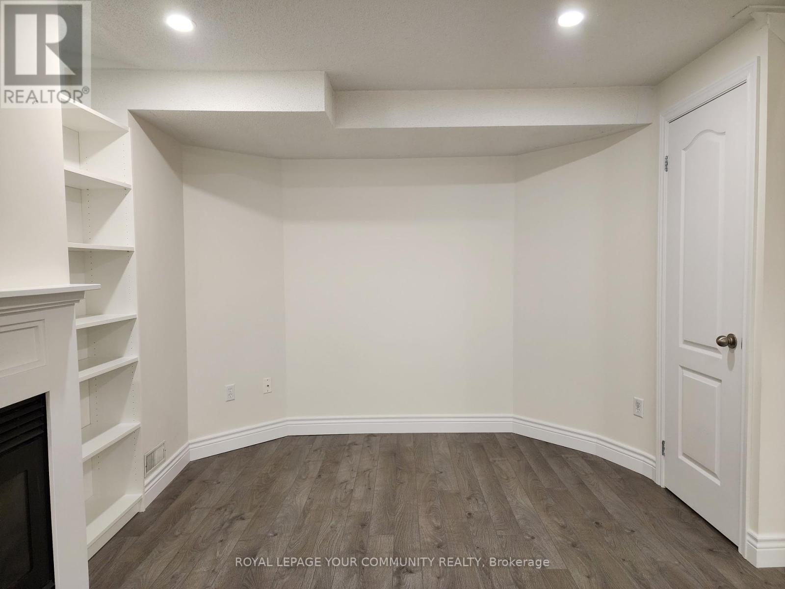 Photo 32 of 42 Woodroof Crescent, Aurora ON