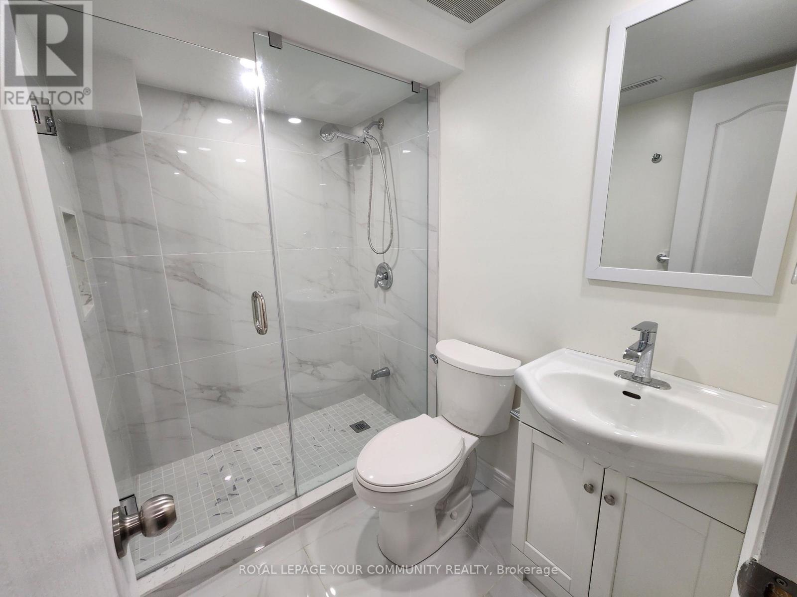 Photo 34 of 42 Woodroof Crescent, Aurora ON