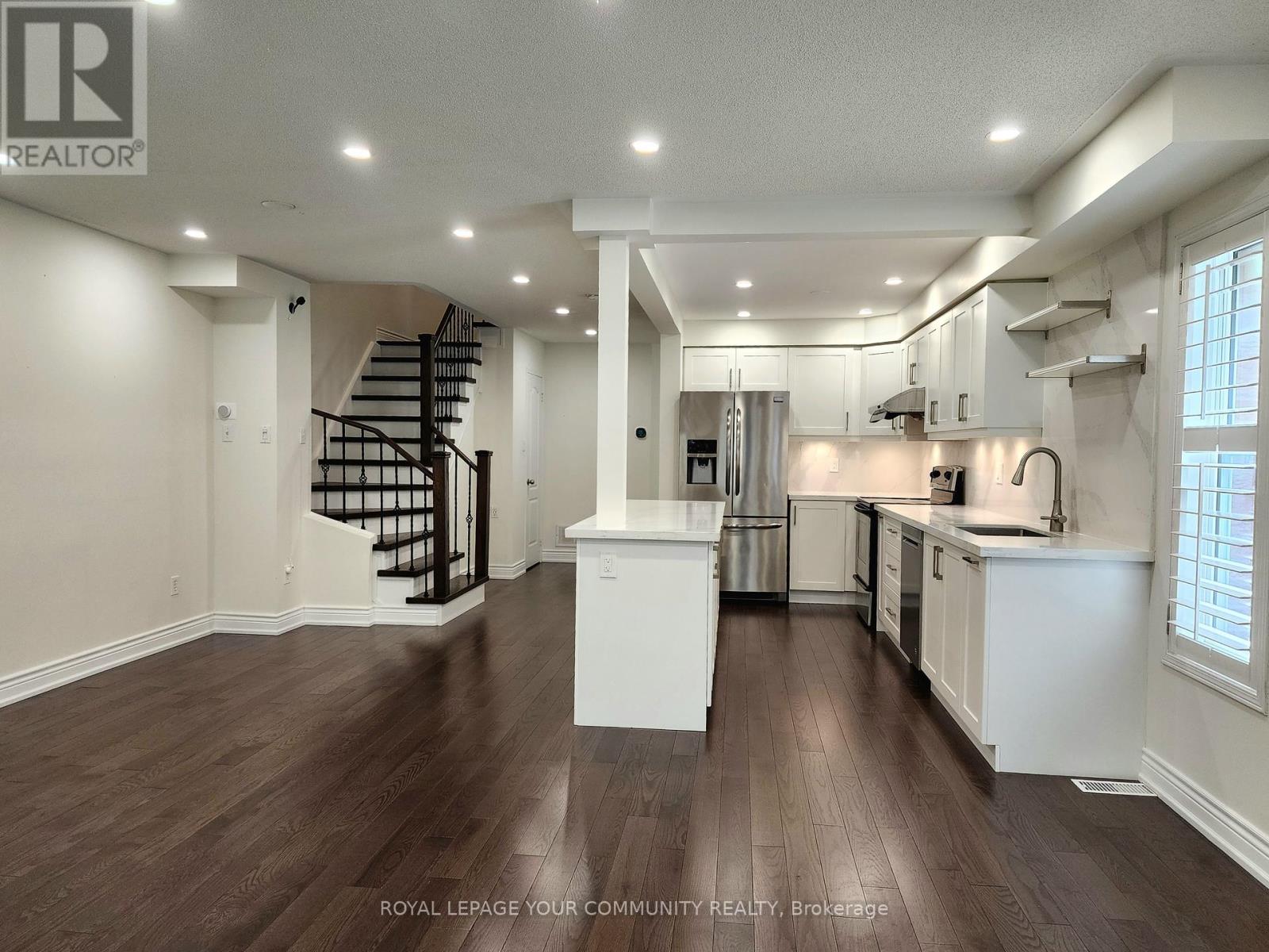 Photo 4 of 42 Woodroof Crescent, Aurora ON
