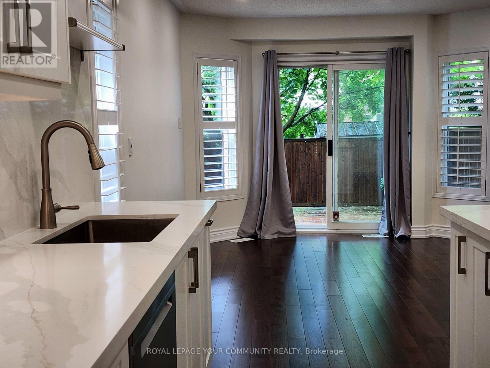Photo 5 of 42 Woodroof Crescent, Aurora ON