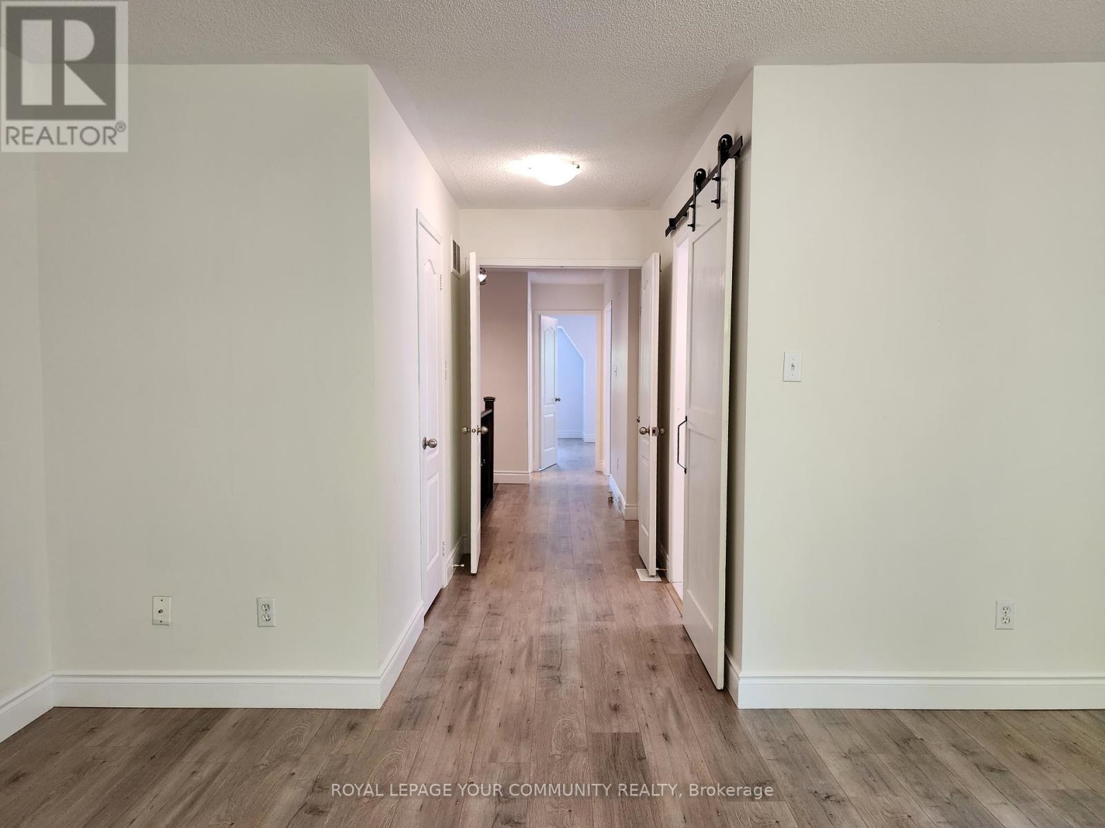 Photo 7 of 42 Woodroof Crescent, Aurora ON